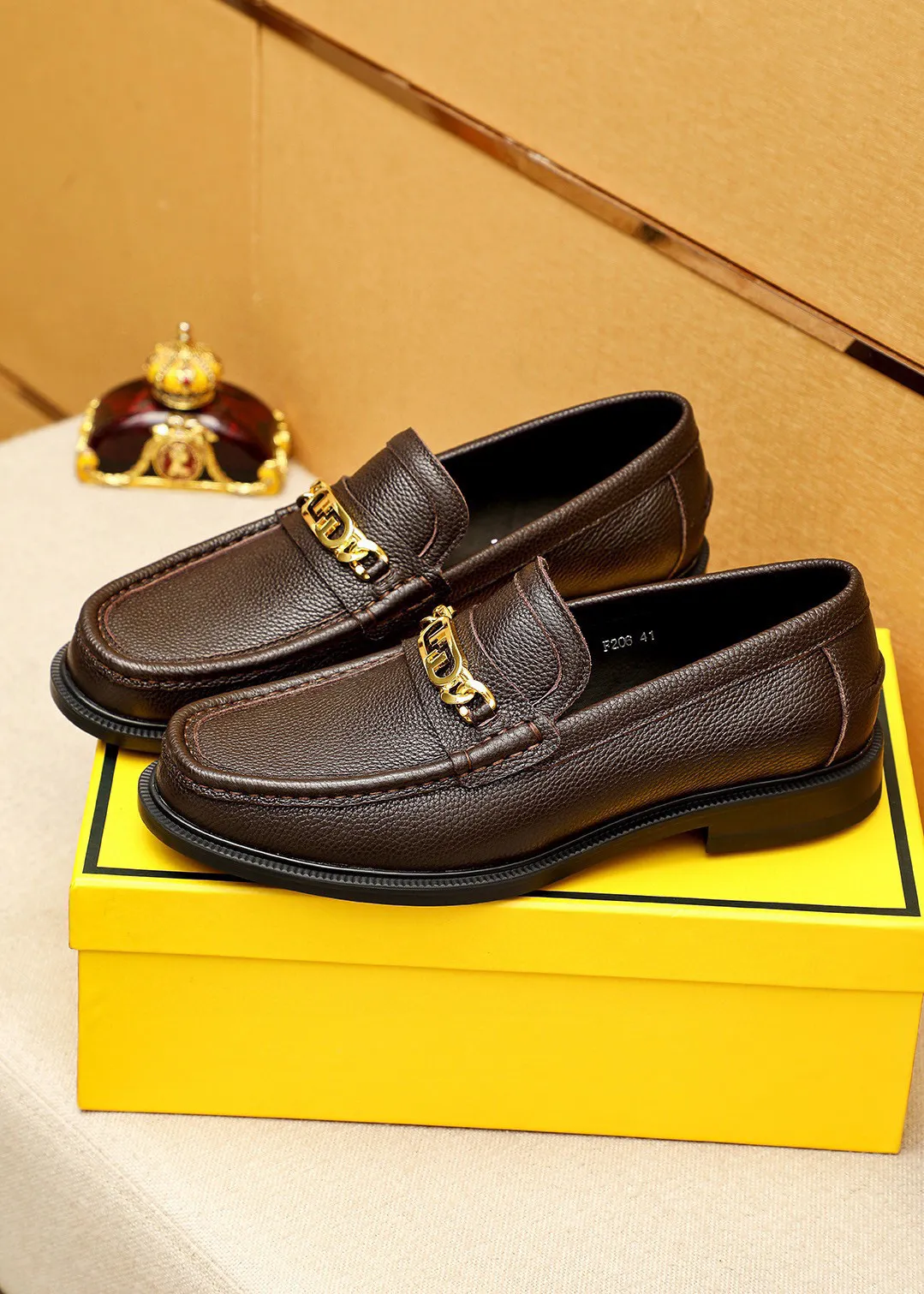 Men's shoes 💰460 💐 Product trademark: FENDI [Fendi] casual leather shoes Regular size: 38-44 (45🉑️customized) Product materials: Selected imported first-layer pebbled cowhide leather upper + luxury hardware buckle, imported cowhide lining. Strong three-dimensional visual effect, rubber outsole Color: 3⃣️colors available